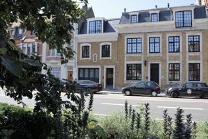un bâtiment avec des voitures garées en face d'une rue dans l'établissement B&B For 2-Wellness For 2, à Bruges