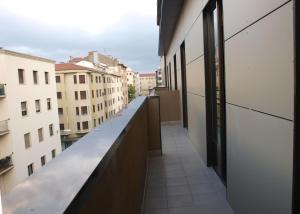 - une vue depuis le balcon d'un bâtiment dans l'établissement Apartamento Tu Sitio, à Pampelune