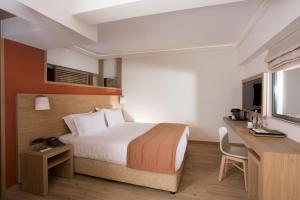 Ένα ή περισσότερα κρεβάτια σε δωμάτιο στο Golden Age Athens Hotel
