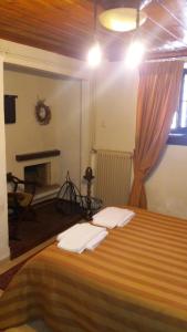1 dormitorio con 1 cama con 2 almohadas blancas en Archontiko Pantou, en Portaria