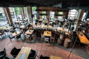 einen Blick über ein Restaurant mit Tischen und Stühlen in der Unterkunft Hotel Metropolitan in Rzeszów