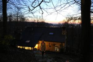 Una donna in piedi davanti a una casa di Trumpet House a Lovanio