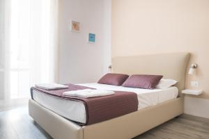 拿坡里的住宿－B&B Università，一张床上有两个枕头的房间