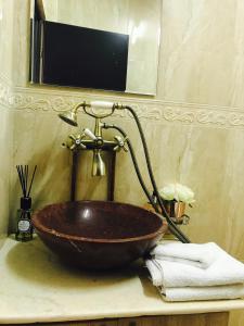 クルジュ・ナポカにあるHanul Fortareteiのバスルーム(カウンターの木製の洗面台付)