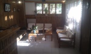 uma sala de estar com sofás, uma mesa e cadeiras em Lemon House em Kokkari