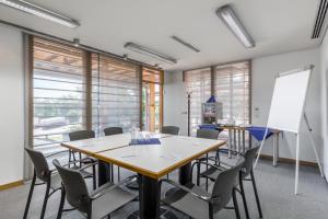 a meeting room with a table and chairs at Serways Hotel Bruchsal West in Forst