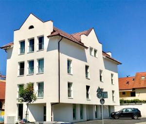 un edificio blanco con techo rojo en City Center Boutique Apartments, en Brasov