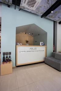 un frente de tienda con un cartel en la pared en Polis Apartments, en Tesalónica