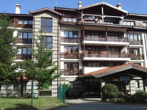 een appartementencomplex met balkons aan de zijkant bij Oksana's Apartment at Infinity in Bansko