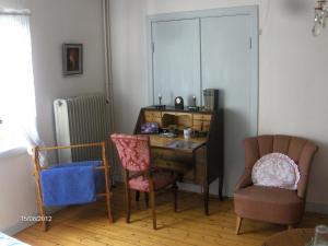 een kantoor met een bureau en 2 stoelen in een kamer bij Mälby Säteri B&B in Gnesta