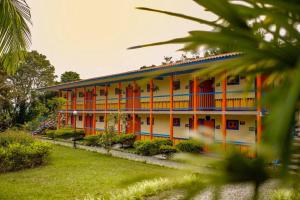 a building with orange and blue paint on it at Hotel Campestre Tacurrumbi in Montenegro