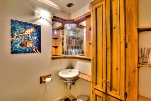 a bathroom with a sink and wooden cabinets at Motel et Camping Etchemin in Lévis