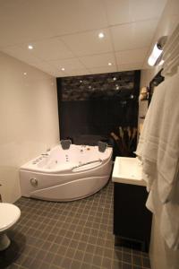 A bathroom at Stockholm Inn Hotell