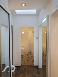 un baño con una pared con graffiti en TOP CENTER LUXURY Apartment, en Gabrovo