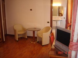 TV a/nebo společenská místnost v ubytování Albergo Corona