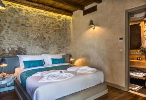 Krevet ili kreveti u jedinici u objektu Listen to Nature in a Renovated Traditional Hilltop Villa Liodosifis with Heated Pool