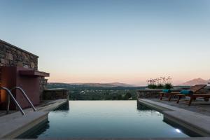 Bazen u objektu Listen to Nature in a Renovated Traditional Hilltop Villa Liodosifis with Heated Pool ili u blizini