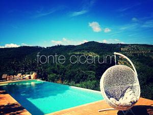 PacianoにあるFonte Cicerum Luxury Villa - a Fontanaro Propertyのスイミングプールの横に椅子