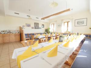 a row of tables and chairs in a restaurant at Wirtshaus Zur Bina in Vilsbiburg