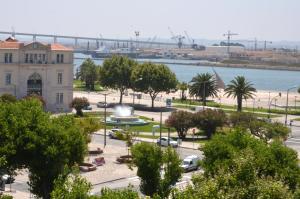 Blick auf einen Park mit einem Brunnen und einem Gebäude in der Unterkunft Alojamento Local Manuel da Parreira in Figueira da Foz