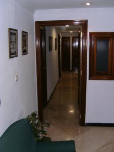 un pasillo con una puerta que conduce a una habitación en Hostal Alicante, en Granada