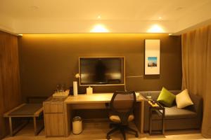 TV a/nebo společenská místnost v ubytování Atour Hotel Shuangyong Ave