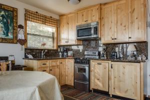 La cuisine est équipée de placards en bois et d'un four avec plaques de cuisson. dans l'établissement Franciscan Lodge, à Tahoe Vista
