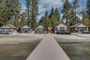 einen Gehweg, der zu einer Reihe von Häusern führt in der Unterkunft Franciscan Lodge in Tahoe Vista