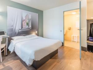 Un pat sau paturi într-o cameră la B&B HOTEL Angers 2 Université