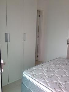 1 dormitorio con 1 cama y 2 armarios en Atalanta I, en Bombinhas