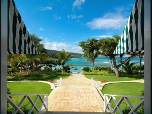 uma vista para o oceano a partir de um passadiço do resort em Round Hill Hotel & Villas em Montego Bay
