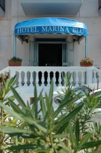 ein blaues Hotel-Marina-Schild auf dem Dach eines Gebäudes in der Unterkunft Hotel Marina Blu in Guardia Piemontese Terme