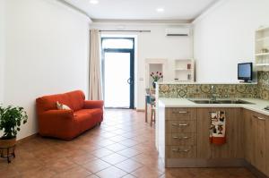 SolarinoにあるNinettaのリビングルーム(オレンジチェア付)、キッチン