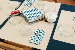 SolarinoにあるNinettaのテーブル(青と白の皿、ワイングラス付)