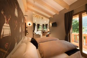 Postel nebo postele na pokoji v ubytování Hotel Patrizia Dolomites Glamour + 37 fotografií