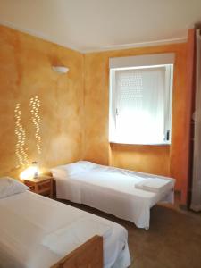 ヴァッレドーリアにあるCase Vacanza Villa Doriaのベッドルーム1室(ベッド2台、窓付)