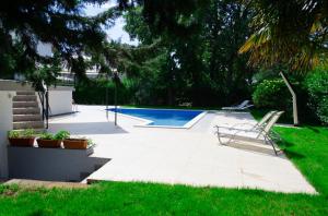 Bazén v ubytování Villa Marty with Private Pool and Jacuzzi nebo v jeho okolí