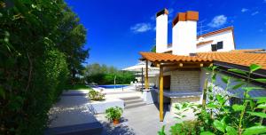 Zahrada ubytování Villa Marty with Private Pool and Jacuzzi