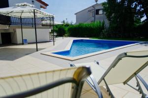 Bazén v ubytování Villa Marty with Private Pool and Jacuzzi nebo v jeho okolí