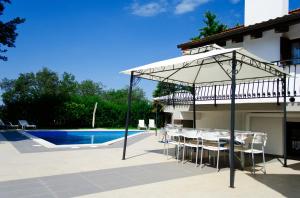 Bazén v ubytování Villa Marty with Private Pool and Jacuzzi nebo v jeho okolí