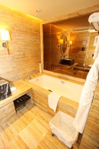 北京的住宿－北京朝陽悠唐皇冠假日酒店，带浴缸和盥洗盆的大浴室