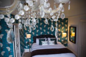 Un pat sau paturi într-o cameră la Norbury House Stylish Accommodation