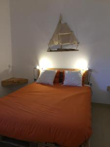 Las ManchasにあるCasa Piteasのベッドルーム1室(ベッド1台、ライト2つ付)