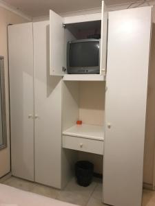 Essence of Africa Guesthouse tesisinde bir televizyon ve/veya eğlence merkezi