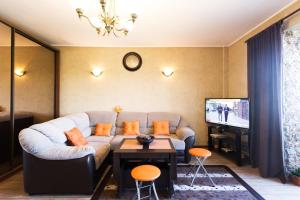 - un salon avec un canapé et une télévision dans l'établissement "Атакент" Панорамный вид Квартира, à Almaty