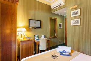 Postel nebo postele na pokoji v ubytování Hotel Manfredi Suite In Rome