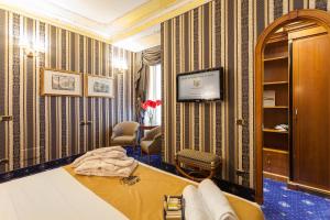 TV a/nebo společenská místnost v ubytování Hotel Manfredi Suite In Rome