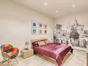A bed or beds in a room at Designer Finished Maisonette with Pool