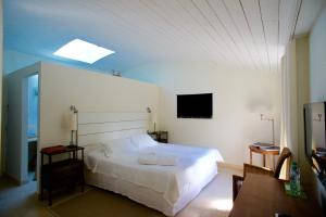 a bedroom with a bed with two towels on it at Campagne les Jumeaux in Saint-Tropez +13 photos