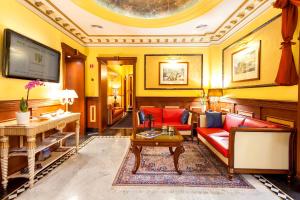 TV a/nebo společenská místnost v ubytování Hotel Manfredi Suite In Rome